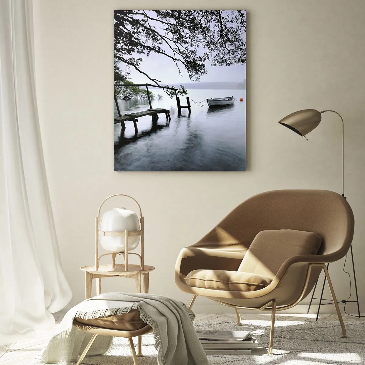 Obraz na szkle - Drewniany pomost nad mglistym jeziorem z łodzią w tle - 50x70cm - Już odpoczywasz - Nowoczesna dekoracja ścienna do salonu, kuchni i sypialni ARTTOR