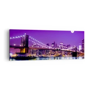 Obraz na płótnie - Brooklyn Bridge nocą z podświetlonym miastem i pełnią księżyca - 140x50cm - Światła wielkiego miasta we fiolecie - Nowoczesna dekoracja ścienna do salonu i sypialni ARTTOR