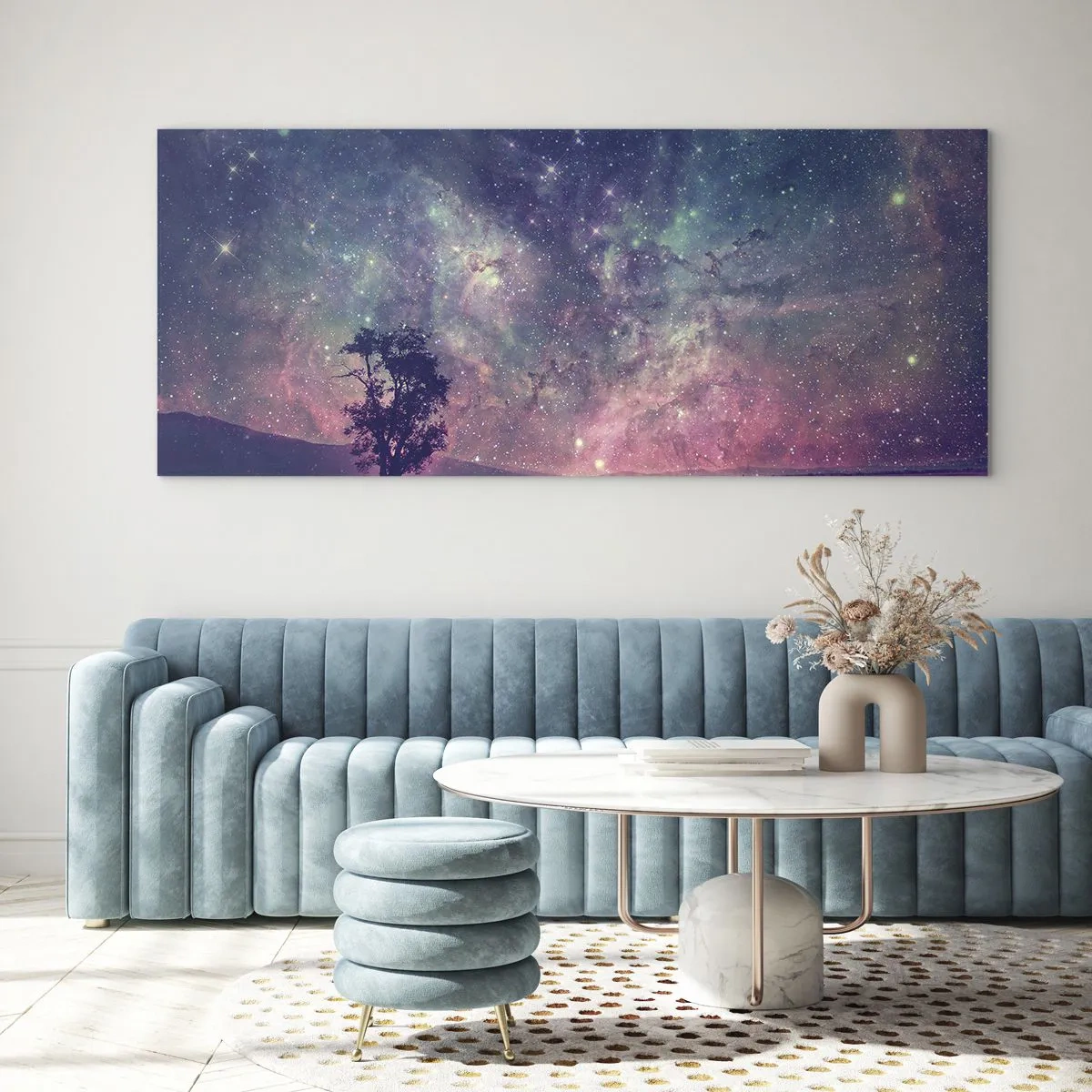 Obraz na szkle - Drzewo na tle gwiaździstego nieba w fioletowo-niebieskich barwach - 120x50cm - Pod magicznym niebem - Nowoczesna dekoracja ścienna do salonu i sypialni ARTTOR