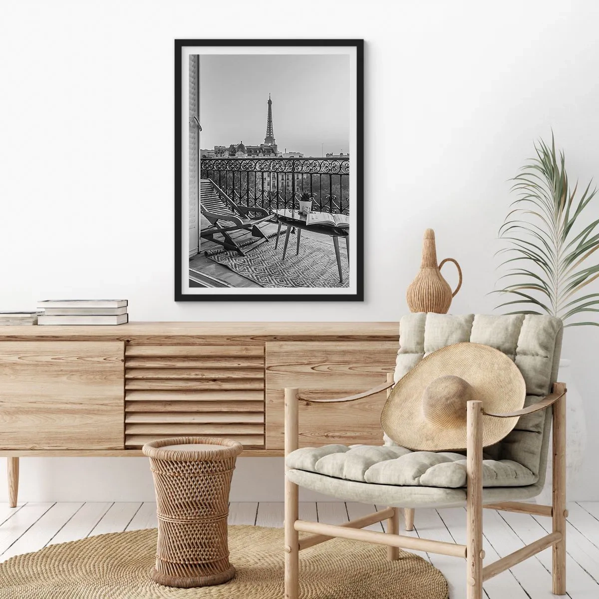 Plakat w czarnej ramie - Widok na Wieżę Eiffla z eleganckiego paryskiego balkonu - 50x70cm - Paryskie popołudnie - Nowoczesna dekoracja ścienna do salonu i sypialni ARTTOR