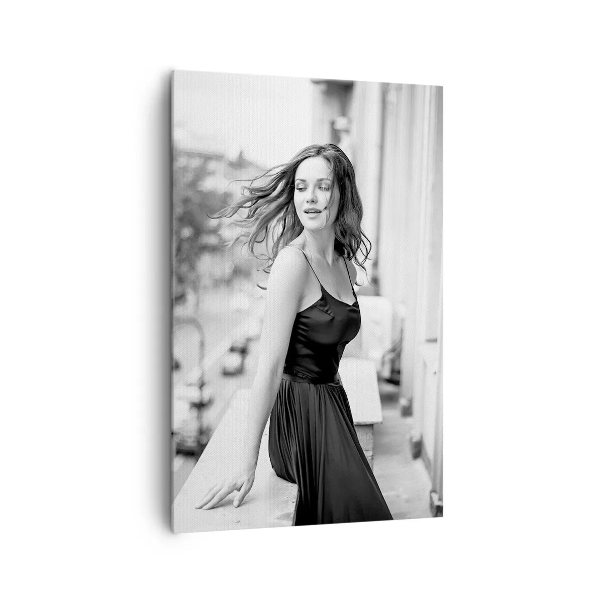 Obraz na płótnie - Czarno-białe zdjęcie kobiety na balkonie - 80x120cm - Z pewnością paryżanka - Nowoczesna dekoracja ścienna do salonu i sypialni ARTTOR