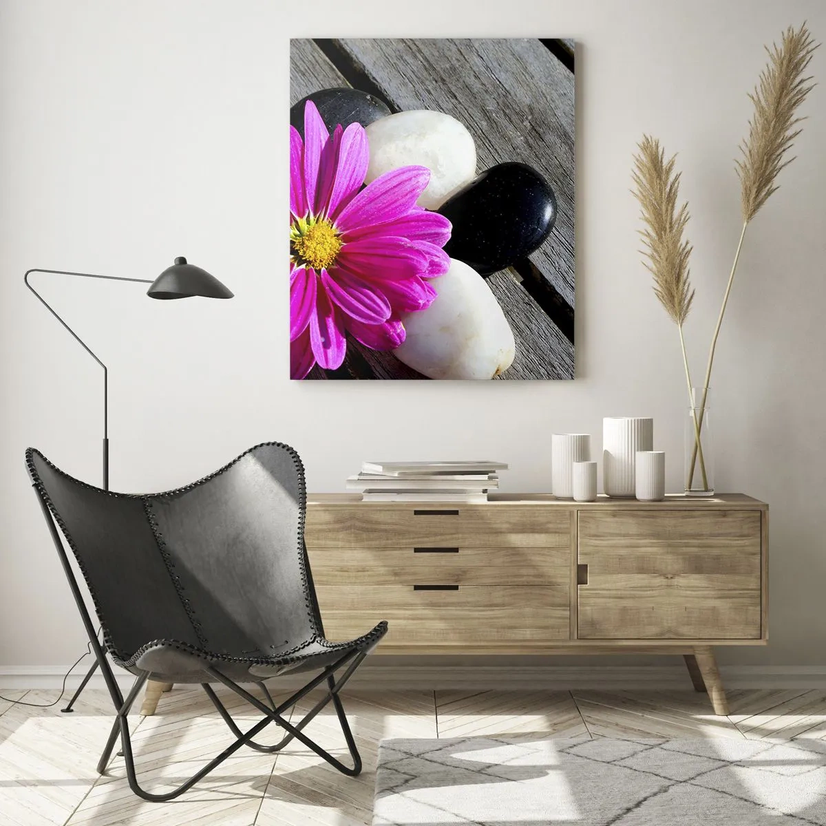 Obraz na szkle - Różowy kwiat na tle drewnianych desek z kamieniami - 70x100cm - Odpoczynek na pomoście - Nowoczesna dekoracja ścienna do salonu i sypialni ARTTOR