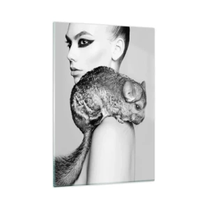 Obraz na szkle - Stylizowana kobieta z szynszylą w eleganckiej czarno-białej kompozycji - 80x120cm - Dama z szynszylą - Nowoczesna dekoracja ścienna do salonu i sypialni ARTTOR