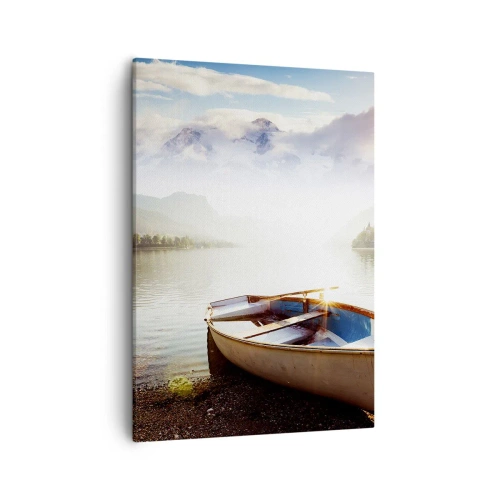 Obraz na płótnie - Drewniana łódź przy brzegu jeziora z górskim pejzażem w tle - 50x70cm - Nad wodą wielką i czystą - Nowoczesna dekoracja ścienna do salonu, kuchni i sypialni ARTTOR