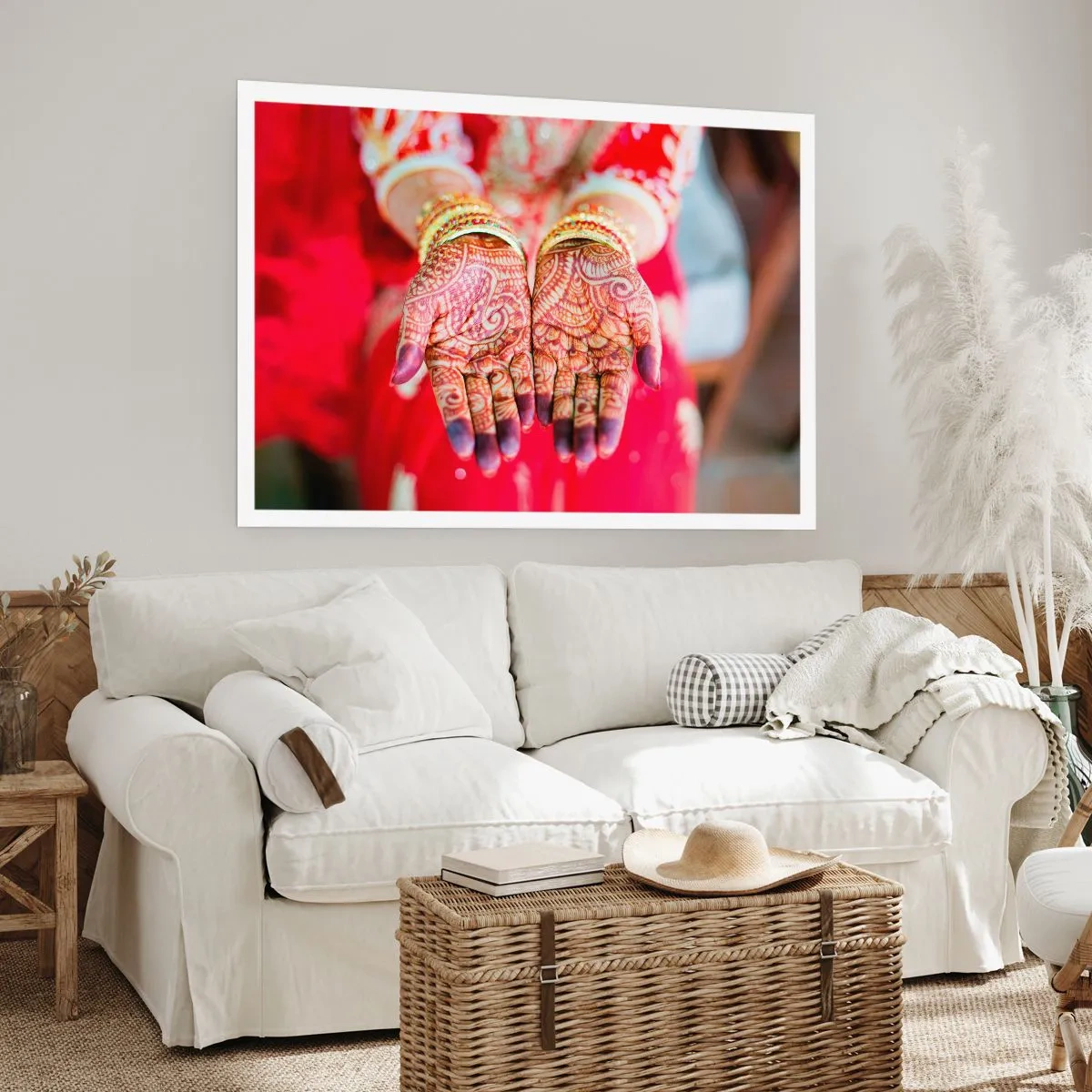 Plakat - Ozdobione dłonie z henną na tle czerwonej sukni - 100x70cm - Gotowa złapać szczęście - Nowoczesna dekoracja ścienna do salonu i sypialni ARTTOR
