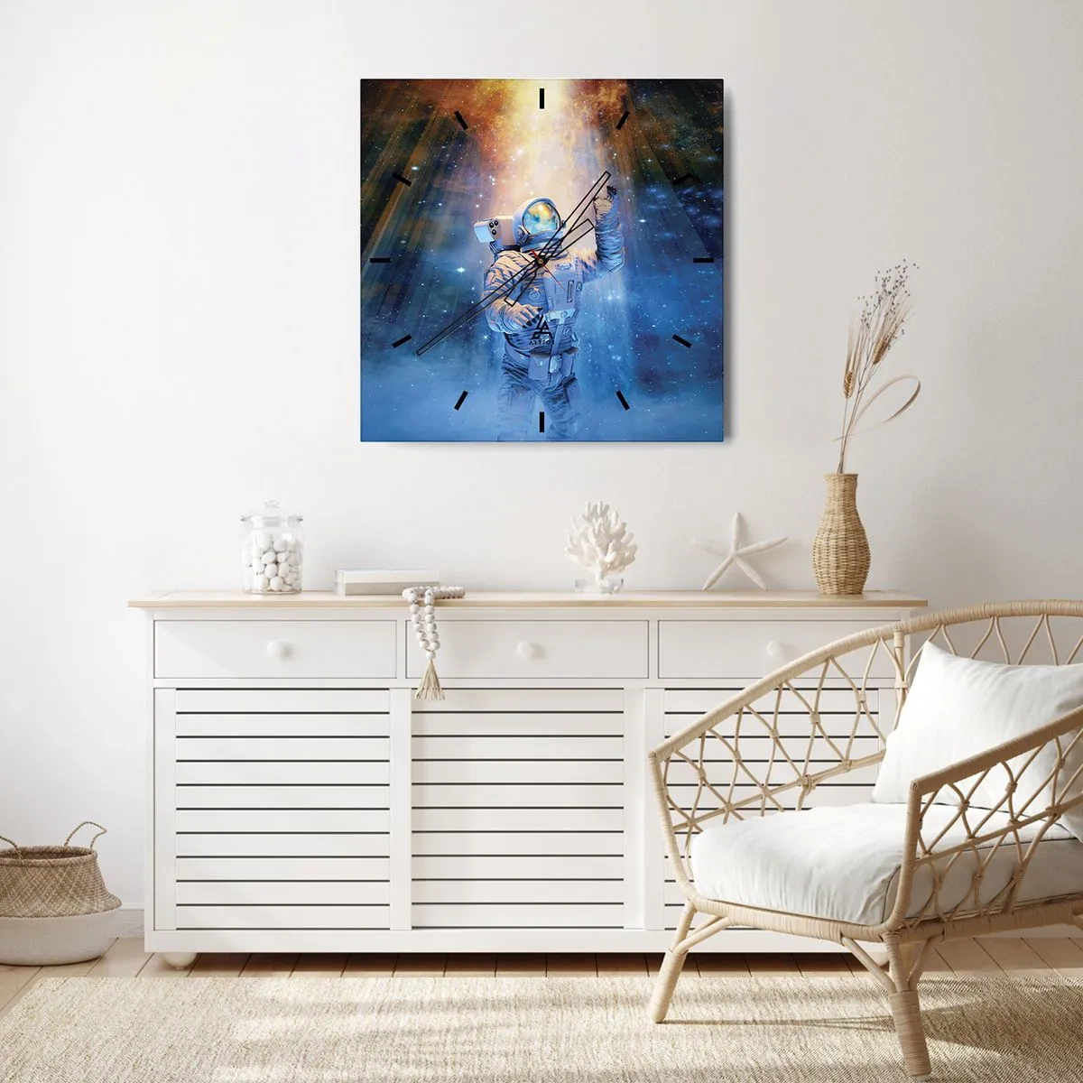 Zegar ścienny - Astronauta w świetle kosmicznej eksplozji pełnej gwiazd - 30x30cm - Wreszcie u celu - Nowoczesna dekoracja ścienna do salonu i sypialni ARTTOR