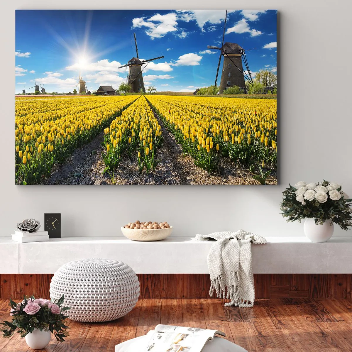 Obraz na płótnie - Pole żółtych tulipanów z wiatrakami na horyzoncie - 70x50cm - Bardziej holenderski być nie może - Nowoczesna dekoracja ścienna do salonu i sypialni ARTTOR