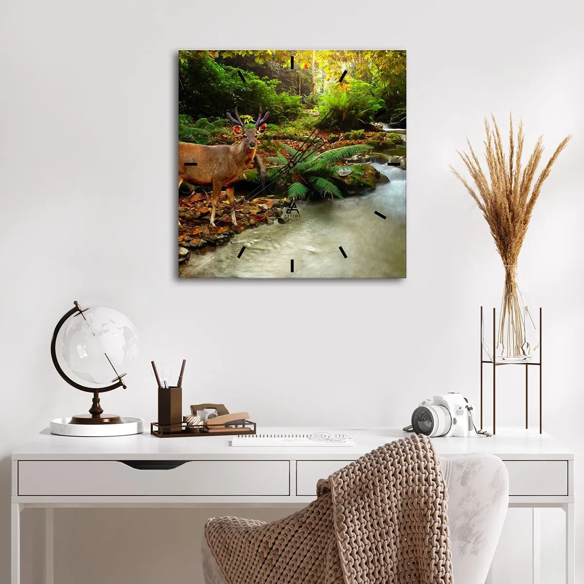 Zegar ścienny - Jeleń przy strumieniu otoczonym zielenią w lesie - 30x30cm - Witam w moim świecie - Nowoczesna dekoracja ścienna do salonu i sypialni ARTTOR
