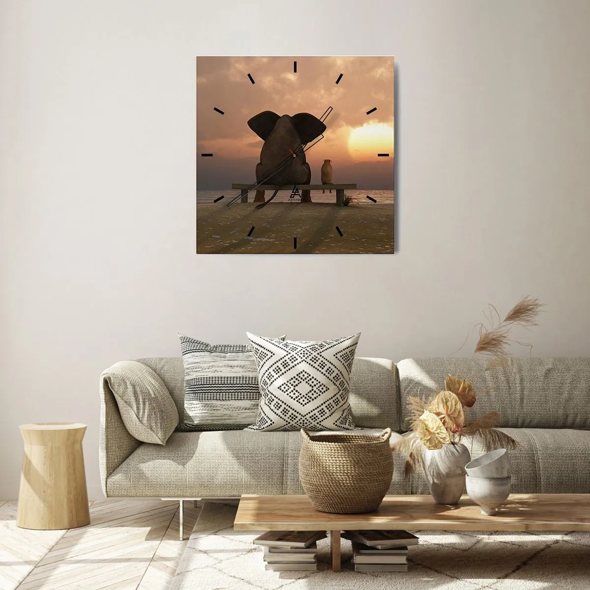 Zegar ścienny - Słoń i pies siedzą na ławce na plaży podczas zachodu słońca - 30x30cm - Dobrze jest razem pomilczeć - Nowoczesna dekoracja ścienna do salonu i sypialni ARTTOR