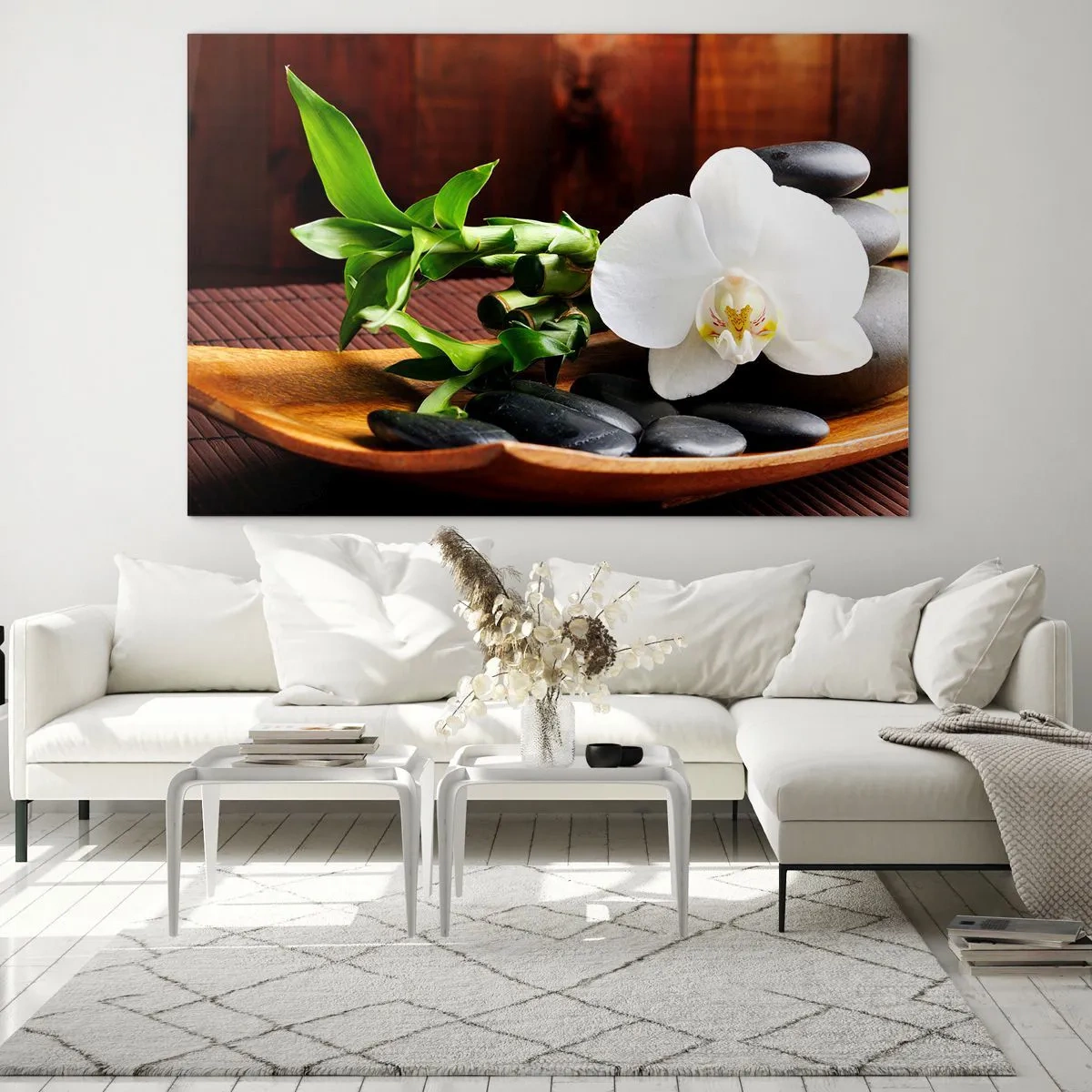 Obraz na szkle - Biała orchidea na czarnych kamieniach i bambusie w drewnianej misie - 120x80cm - Poddaj się dotykowi natury - Nowoczesna dekoracja ścienna do salonu, kuchni i sypialni ARTTOR