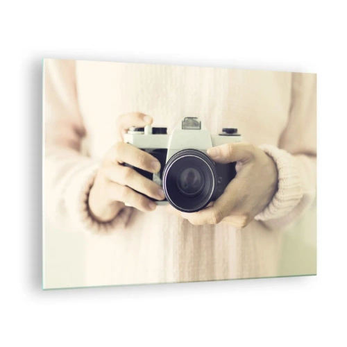 Obraz na szkle - Osoba trzymająca klasyczny aparat fotograficzny w rękach - 70x50cm - By widzieć więcej… - Nowoczesna dekoracja ścienna do salonu i sypialni ARTTOR