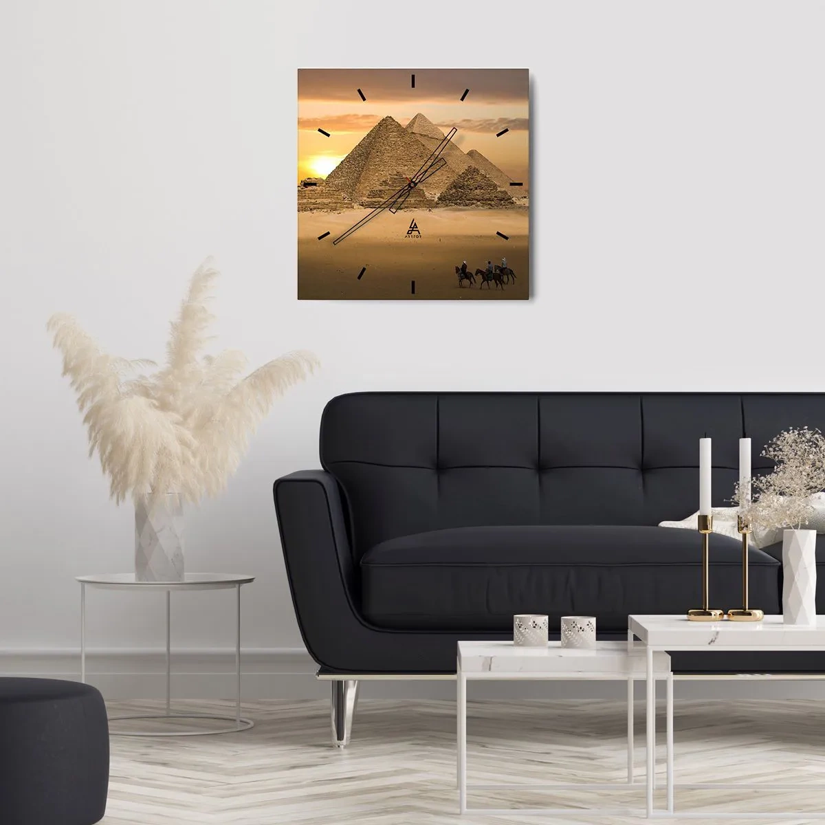 Zegar ścienny - Piramidy w Egipcie o zachodzie słońca z jeźdźcami na koniach - 30x30cm - Bez zmian od tysięcy lat - Nowoczesna dekoracja ścienna do salonu i sypialni ARTTOR