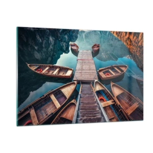 Obraz na szkle - Widok na drewniane łodzie zacumowane przy pomoście w górach - 120x80cm - Czekam na przystani - Nowoczesna dekoracja ścienna do salonu, kuchni i sypialni ARTTOR
