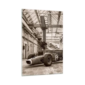 Obraz na szkle - Czarno-biały samochód wyścigowy w industrialnym wnętrzu - 80x120cm - Odpoczynek zwycięzcy - Nowoczesna dekoracja ścienna do salonu i sypialni ARTTOR