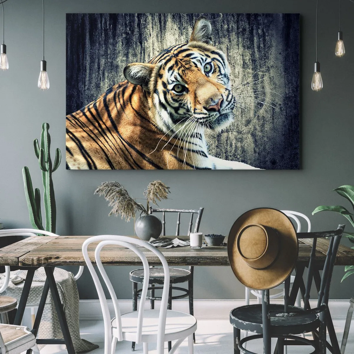 Obraz na płótnie - Tygrys leżący na tle surowej tekstury ściany - 70x50cm - Portret w strugach światła - Nowoczesna dekoracja ścienna do salonu i sypialni ARTTOR