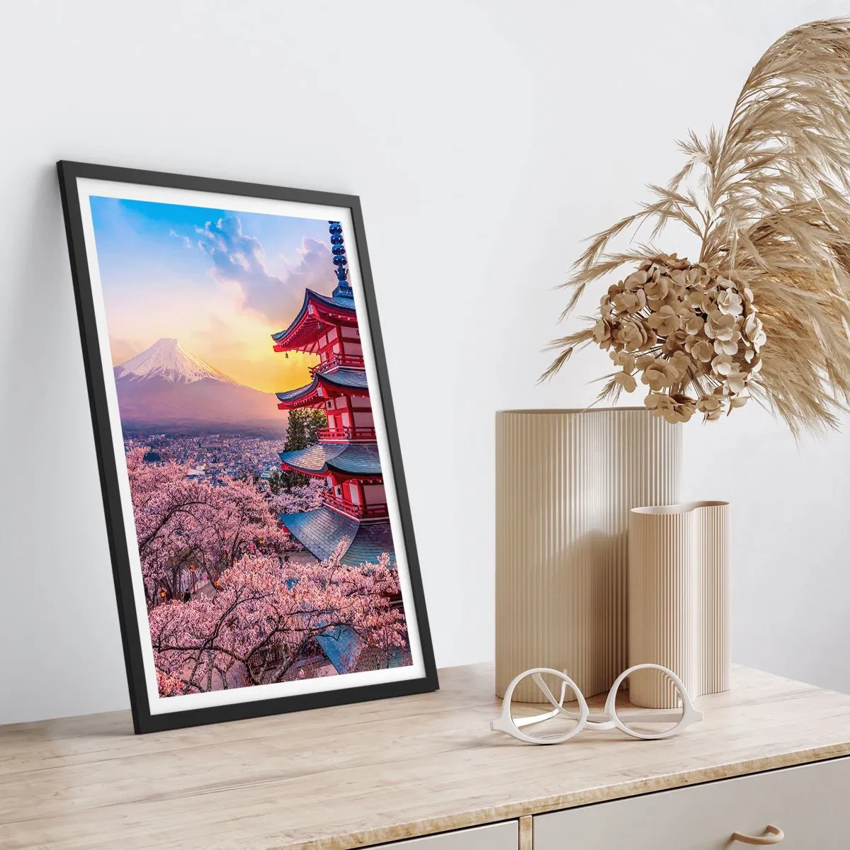 Plakat w czarnej ramie - Pagoda z widokiem na górę Fuji otoczoną kwitnącymi wiśniami o zachodzie słońca - 50x70cm - Esencja japońskiego ducha - Nowoczesna dekoracja ścienna do salonu i sypialni ARTTOR