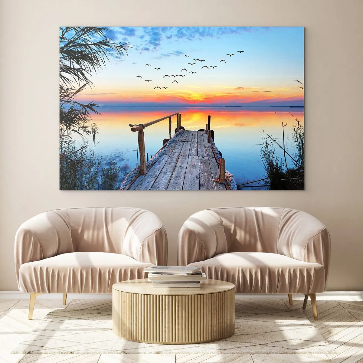 Obraz na szkle - Drewniany pomost nad jeziorem o zachodzie słońca z lecącym kluczem ptaków - 70x50cm - Pora wracać… - Nowoczesna dekoracja ścienna do salonu i sypialni ARTTOR
