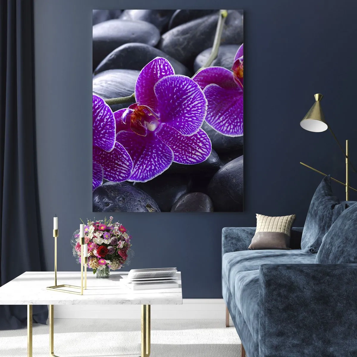 Obraz na szkle - Fioletowe orchidee na tle gładkich kamieni - 50x70cm - Kamienie pojaśniały z zachwytu - Nowoczesna dekoracja ścienna do salonu, kuchni i sypialni ARTTOR