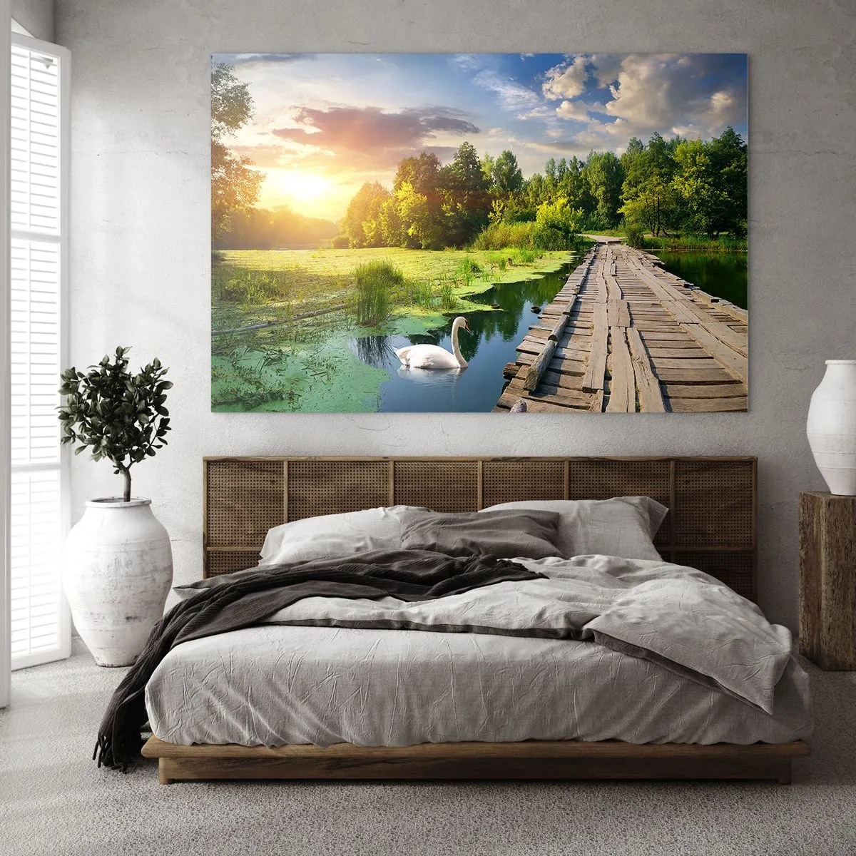Obraz na szkle - Drewniany pomost nad jeziorem z łabędziem o zachodzie słońca - 70x50cm - Lato, lato wszędzie - Nowoczesna dekoracja ścienna do salonu i sypialni ARTTOR