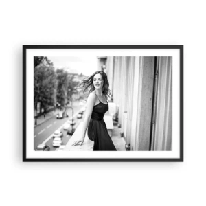 Plakat w czarnej ramie - Czarno-białe zdjęcie kobiety na balkonie - 70x50cm - Z pewnością paryżanka - Nowoczesna dekoracja ścienna do salonu i sypialni ARTTOR