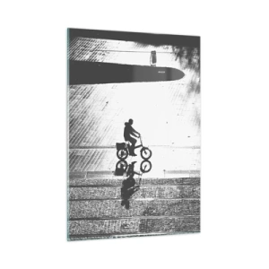 Obraz na szkle - Człowiek jadący na rowerze przez miasto, odbicie w wodzie, czarno-białe ujęcie - 50x70cm - Przed siebie, przez miasto - Nowoczesna dekoracja ścienna do salonu, kuchni i sypialni ARTTOR