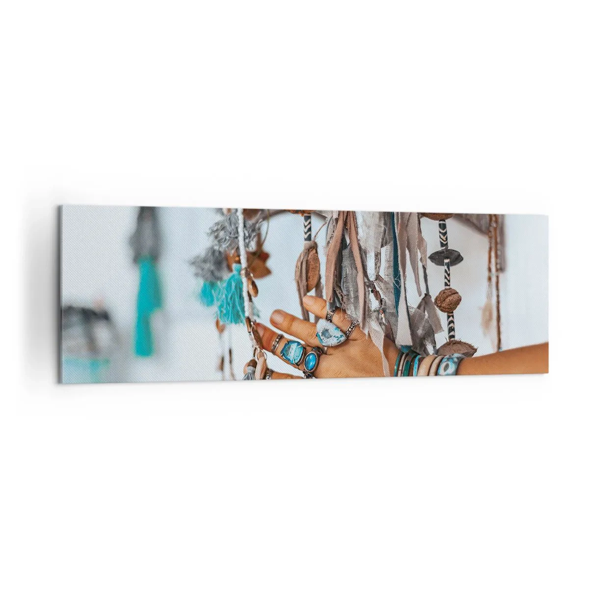 Obraz na płótnie - Ręka ozdobiona biżuterią w stylu boho z dekoracjami w tle - 160x50cm - Lokalne skarby - Nowoczesna dekoracja ścienna do salonu i sypialni ARTTOR