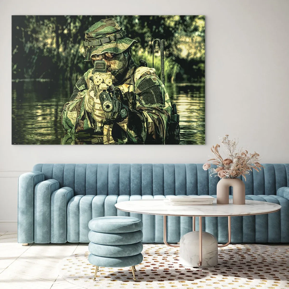 Obraz na szkle - Żołnierz w pełnym kamuflażu celujący przez wizjer w wodnym otoczeniu - 120x80cm - Najlepszy z najlepszych - Nowoczesna dekoracja ścienna do salonu, kuchni i sypialni ARTTOR