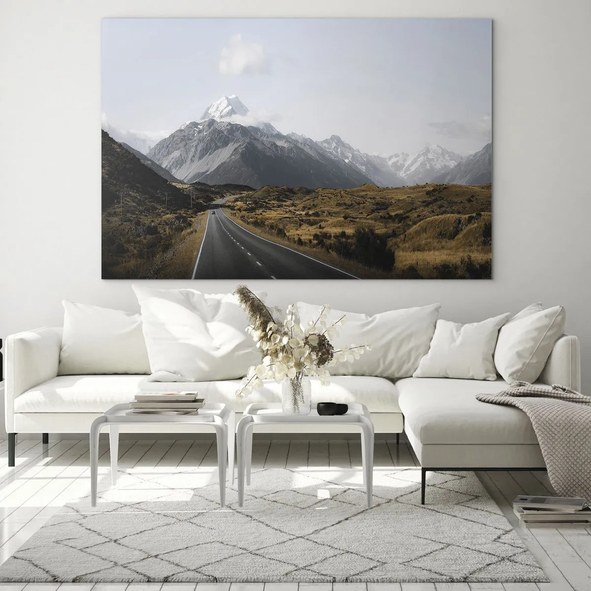 Obraz na szkle - Asfaltowa droga prowadząca w stronę ośnieżonych gór - 70x50cm - Droga do serca gór - Nowoczesna dekoracja ścienna do salonu i sypialni ARTTOR