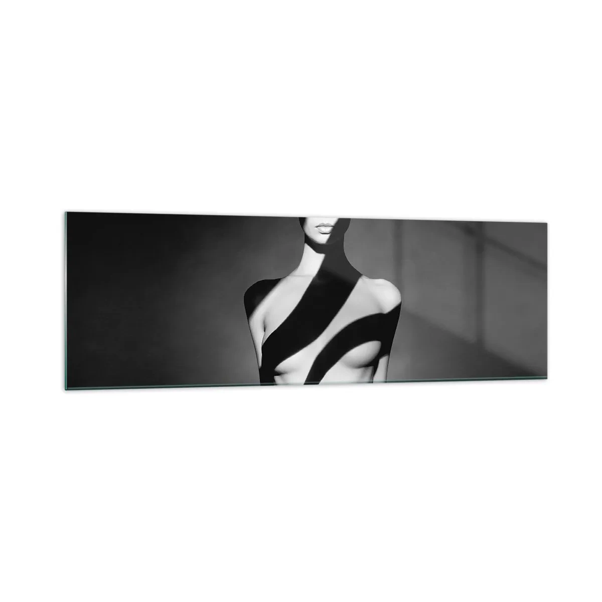 Obraz na szkle - Czarno-biały portret kobiety w świetle i cieniach - 160x50cm - W blasku i w cieniu - Nowoczesna dekoracja ścienna do salonu i sypialni ARTTOR