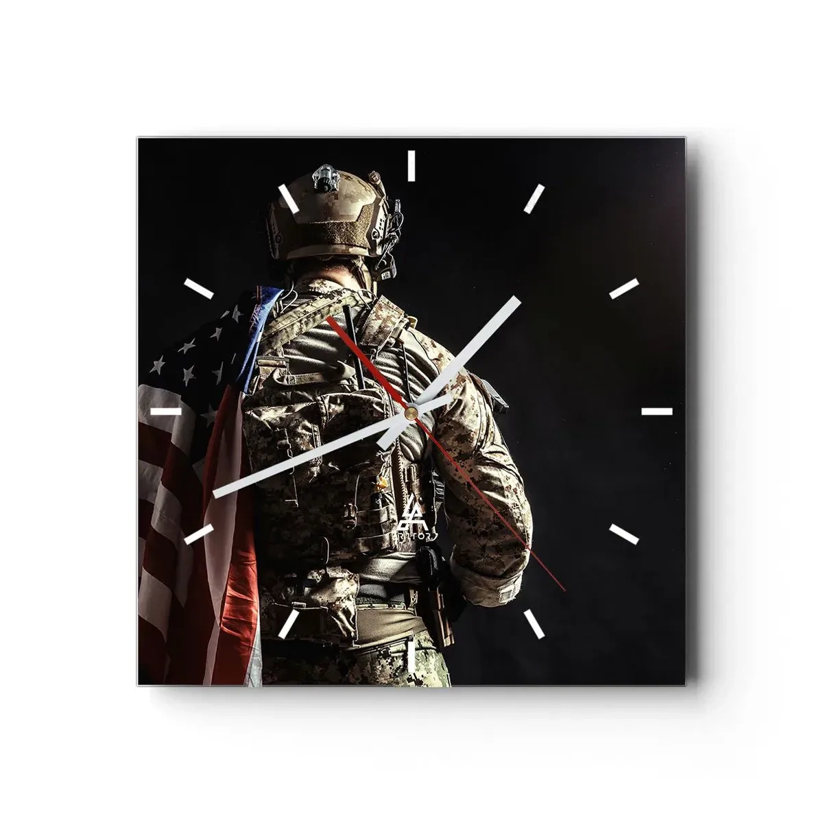 Zegar ścienny - Żołnierz w mundurze z flagą na tle ciemności - 30x30cm - Właśnie dlatego - Nowoczesna dekoracja ścienna do salonu i sypialni ARTTOR