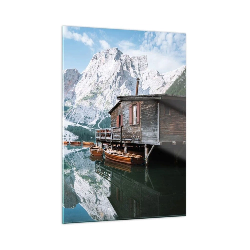 Obraz na szkle - Drewniany domek i łódki nad spokojnym jeziorem w górach - 50x70cm - Krystaliczny, górski poranek - Nowoczesna dekoracja ścienna do salonu, kuchni i sypialni ARTTOR