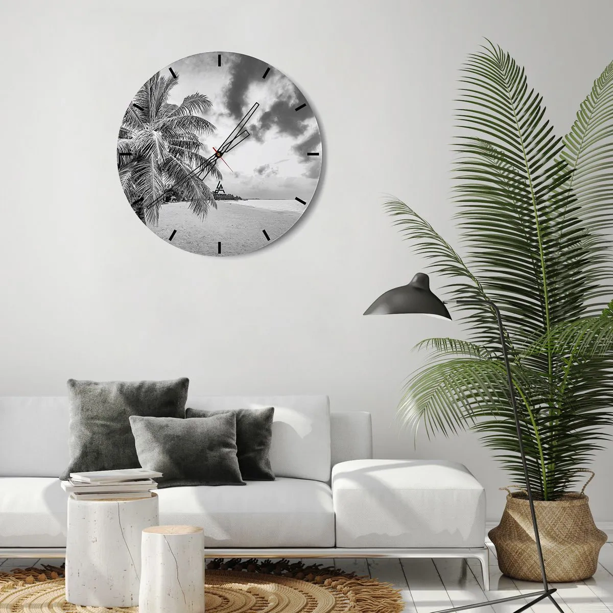 Zegar ścienny - Plaża z palmami w czarno-białej tonacji - 30x30cm - Gdy tęsknisz do samotności… - Nowoczesna dekoracja ścienna do salonu, kuchni i sypialni ARTTOR