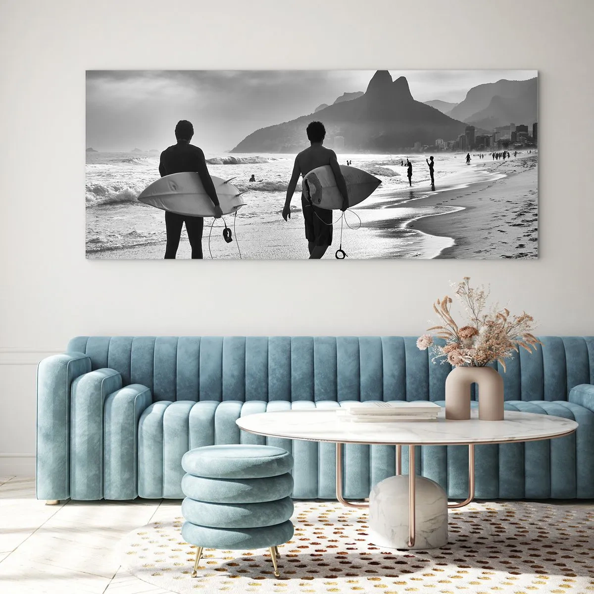 Obraz na szkle - Dwóch surferów idących po plaży z deskami w czarno-białej tonacji - 120x50cm - Samba na jedną falę - Nowoczesna dekoracja ścienna do salonu i sypialni ARTTOR