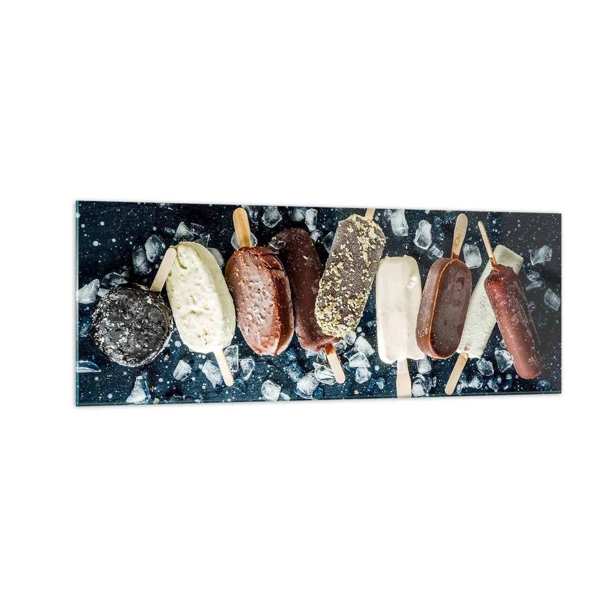 Obraz na szkle - Kolorowe lody na patyku ułożone na lodzie z ciemnym tłem - 140x50cm - Smak gorącego lata - Nowoczesna dekoracja ścienna do salonu i sypialni ARTTOR