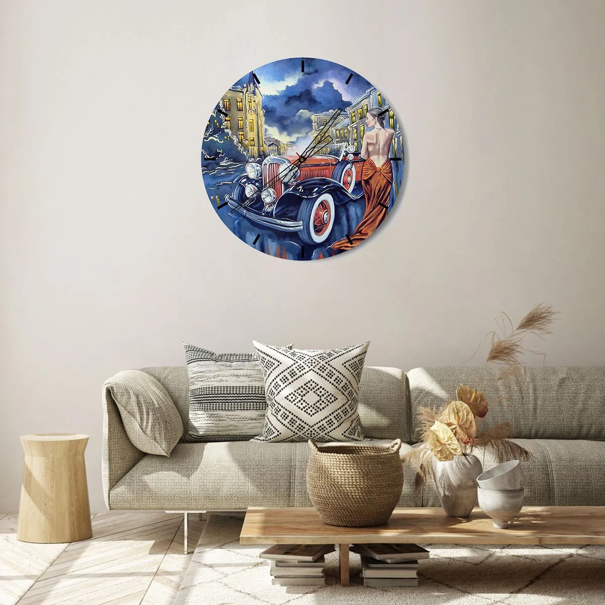 Zegar ścienny - Kobieta w pomarańczowej sukni obok retro samochodu na tle miasta - 30x30cm - Nokturn w błękicie i koralu - Nowoczesna dekoracja ścienna do salonu, kuchni i sypialni ARTTOR