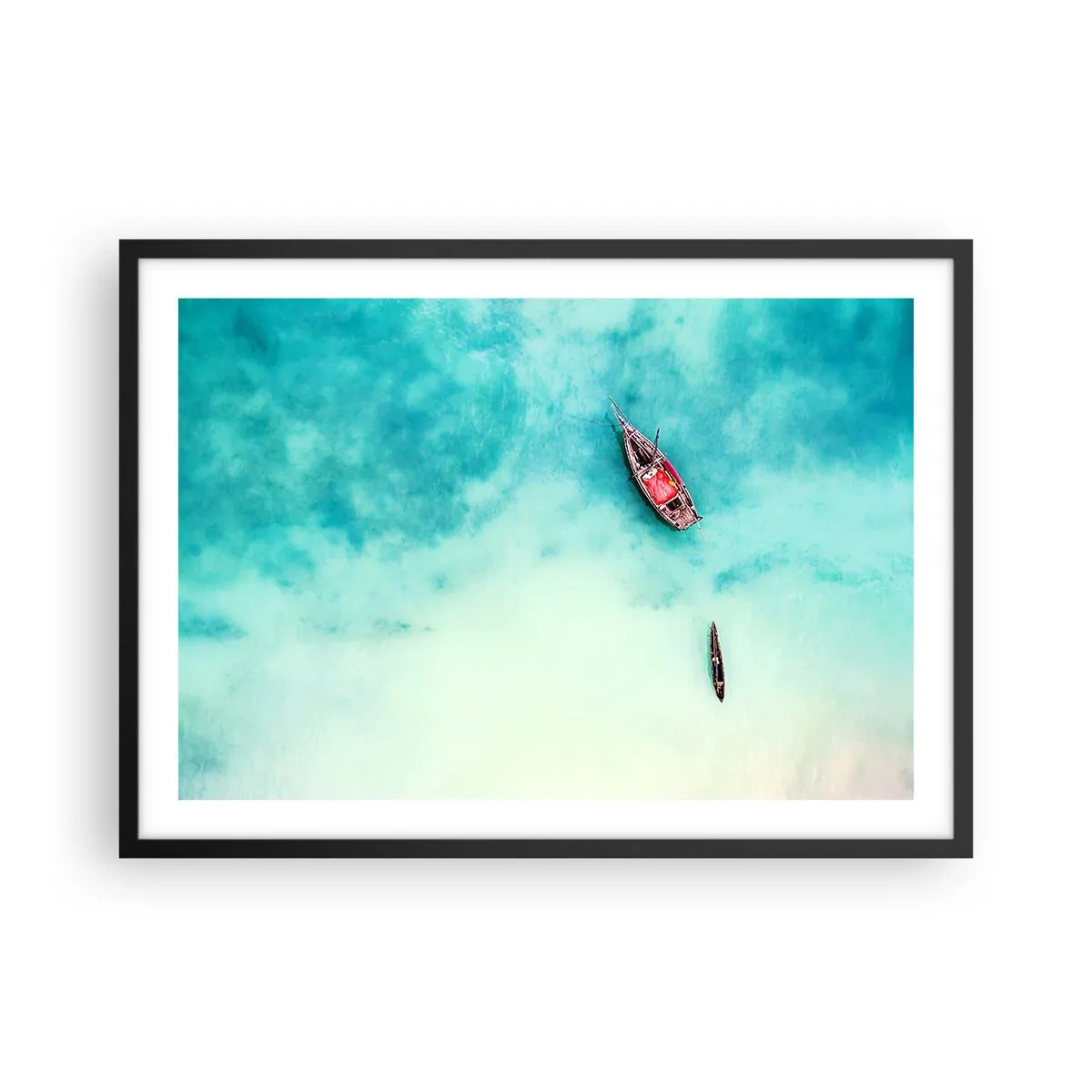 Plakat w czarnej ramie - Łodzie na turkusowej wodzie widziane z lotu ptaka - 70x50cm - Bo na plażach Zanzibaru, kiedy nadmiar wód… - Nowoczesna dekoracja ścienna do salonu i sypialni ARTTOR