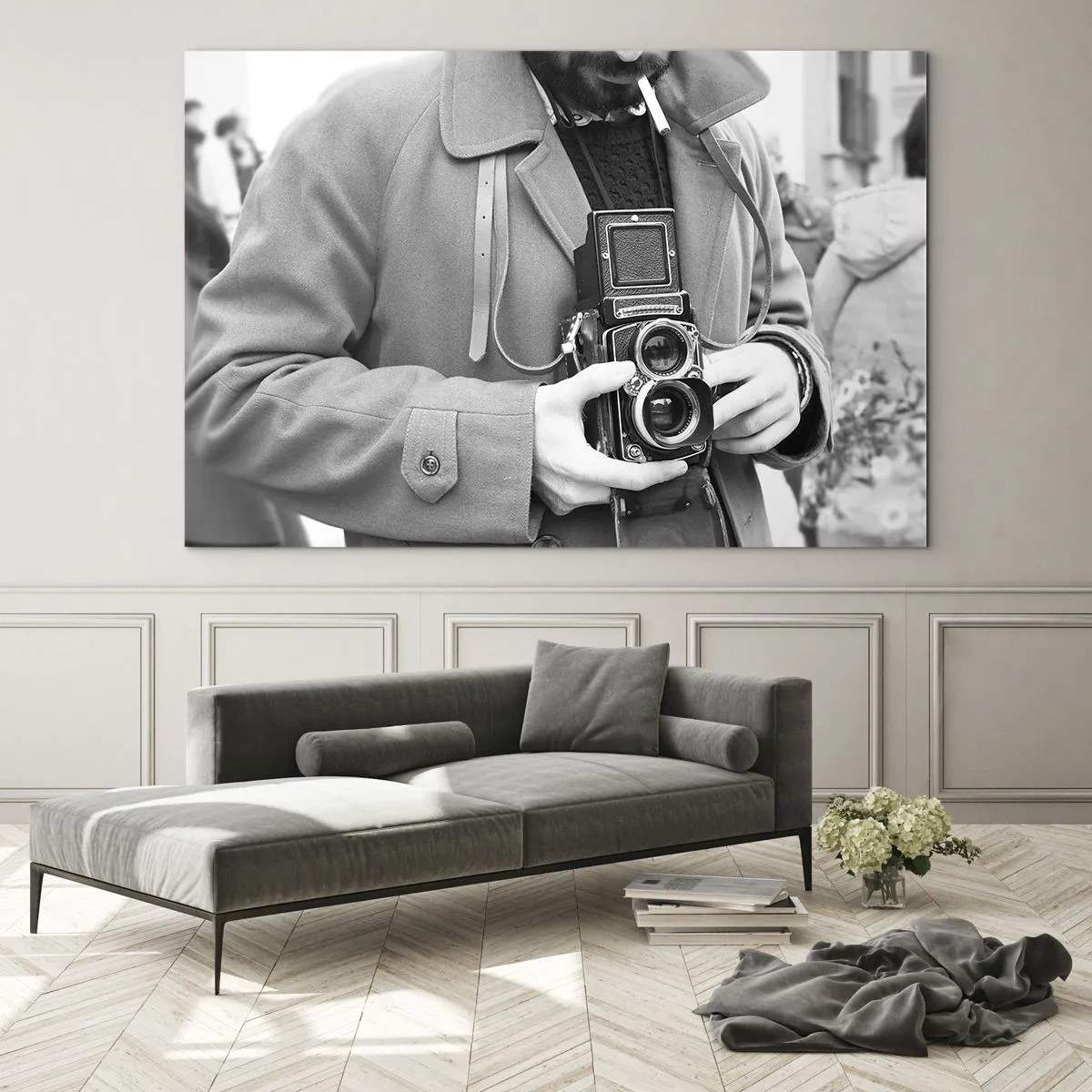 Obraz na szkle - Czarno-białe zdjęcie mężczyzny z aparatem analogowym - 70x50cm - W stylu retro - Nowoczesna dekoracja ścienna do salonu i sypialni ARTTOR