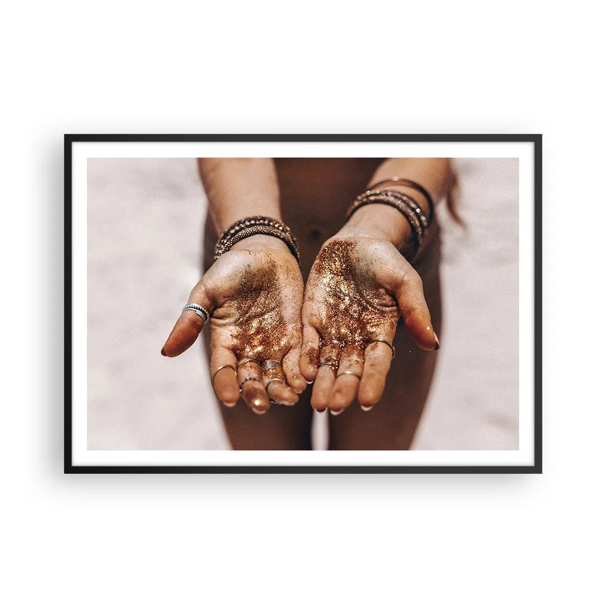 Plakat w czarnej ramie - Dłonie z brokatem w ciepłych odcieniach na zbliżeniu - 100x70cm - Dar dla ciebie - Nowoczesna dekoracja ścienna do salonu i sypialni ARTTOR