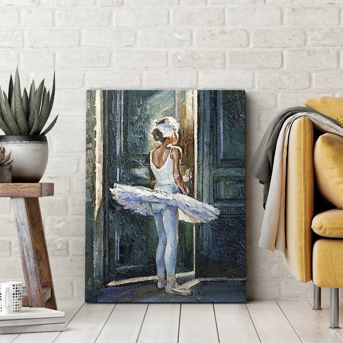 Obraz na płótnie - Baletnica w białym stroju stojąca przy drzwiach sceny - 50x70cm - Przed popisem - Nowoczesna dekoracja ścienna do salonu, kuchni i sypialni ARTTOR