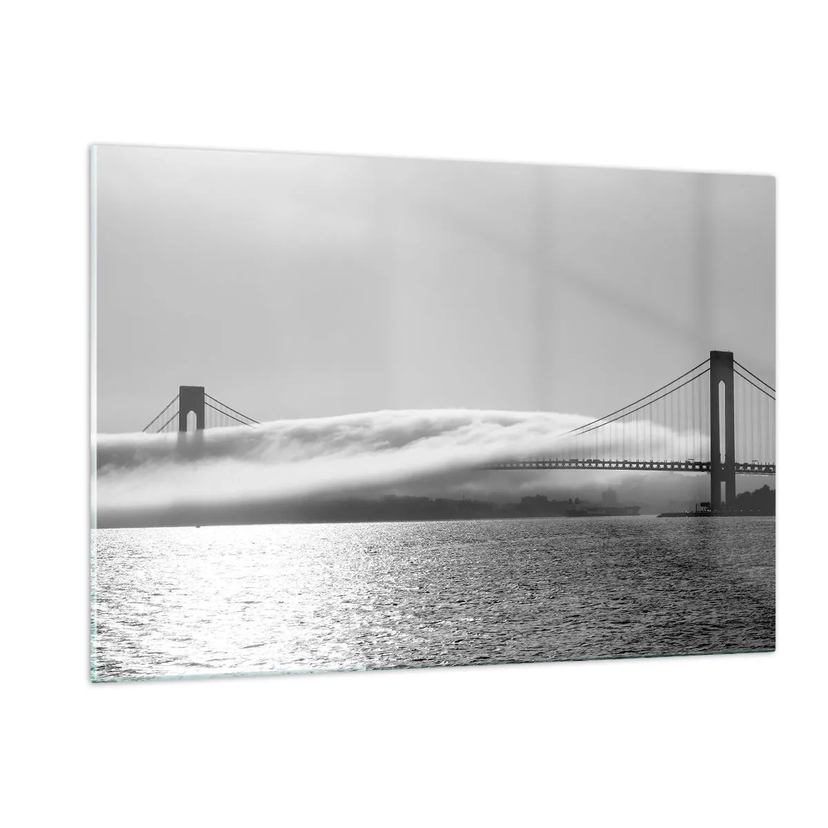 Obraz na szkle - Most w czerni i bieli z mgłą nad wodą - 120x80cm - Przepłynąć przez Złote Wrota - Nowoczesna dekoracja ścienna do salonu, kuchni i sypialni ARTTOR