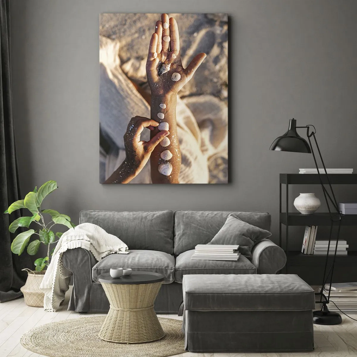 Obraz na płótnie - Dłonie na piasku ozdobione muszlami - 50x70cm - Piękno w zasięgu ręki - Nowoczesna dekoracja ścienna do salonu, kuchni i sypialni ARTTOR