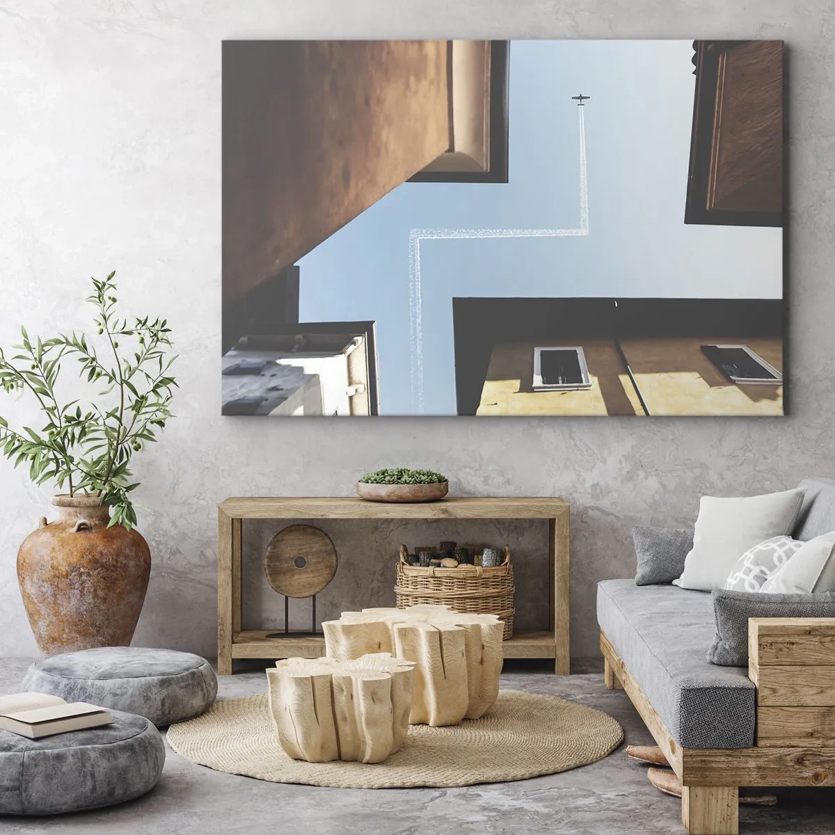 Obraz na płótnie - Widok na samolot i ślad na niebie z perspektywy ulicy - 100x70cm - Ponad miejskim labiryntem - Nowoczesna dekoracja ścienna do salonu, kuchni i sypialni ARTTOR