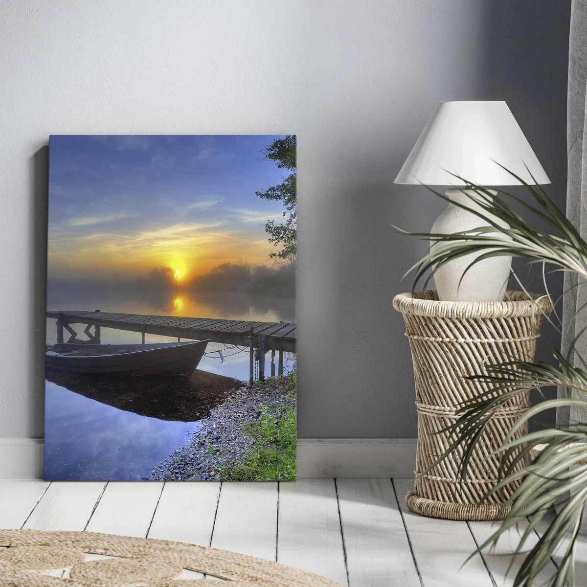 Obraz na płótnie - Pomost nad jeziorem o wschodzie słońca z łodzią przy brzegu - 70x100cm - Jak zwyczajne zamienia się w magiczne - Nowoczesna dekoracja ścienna do salonu i sypialni ARTTOR