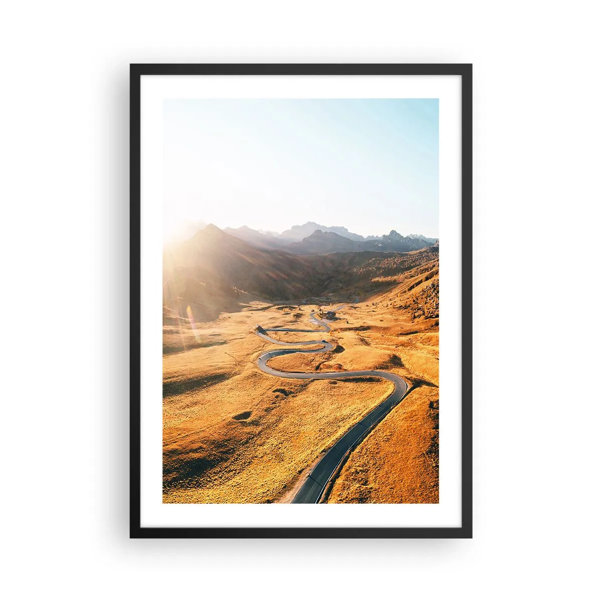 Plakat w czarnej ramie - Kręta droga wśród złotych pól oświetlonych słońcem - 50x70cm - W złotej dolinie - Nowoczesna dekoracja ścienna do salonu i sypialni ARTTOR