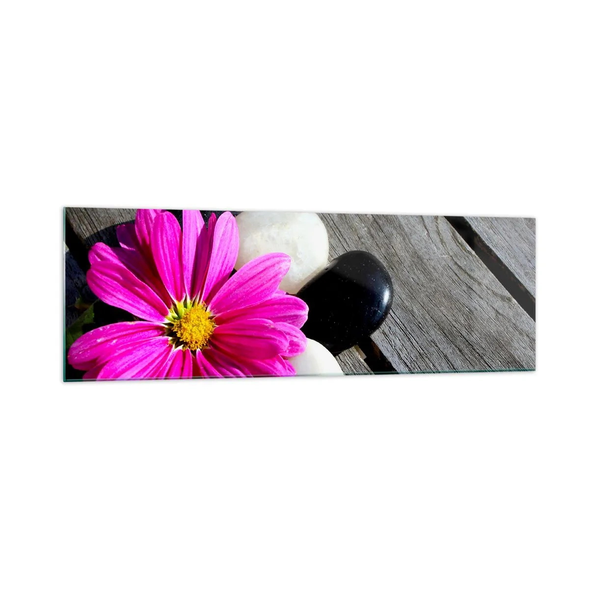 Obraz na szkle - Różowy kwiat na tle drewnianych desek z kamieniami - 160x50cm - Odpoczynek na pomoście - Nowoczesna dekoracja ścienna do salonu i sypialni ARTTOR