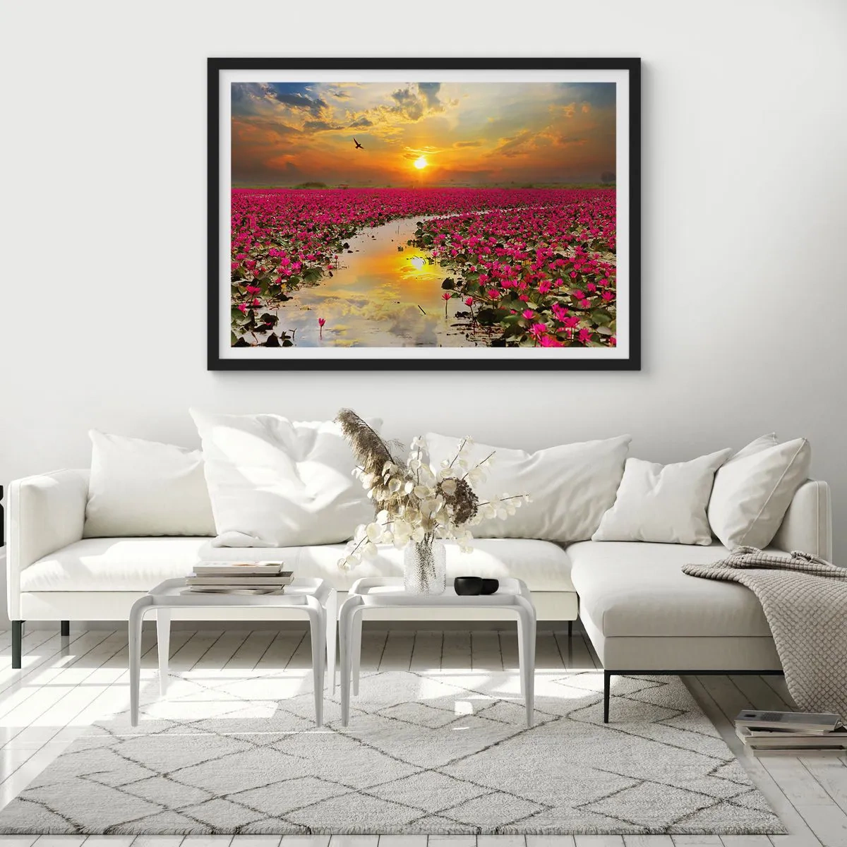 Plakat w czarnej ramie - Pole różowych lilii wodnych o zachodzie słońca - 100x70cm - Tajemne życie jeziora - Nowoczesna dekoracja ścienna do salonu i sypialni ARTTOR