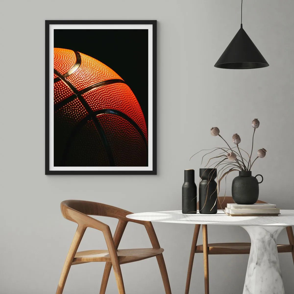 Plakat w czarnej ramie - Zbliżenie na piłkę do koszykówki w świetle reflektorów - 50x70cm - Piękna jak planeta - Nowoczesna dekoracja ścienna do salonu i sypialni ARTTOR