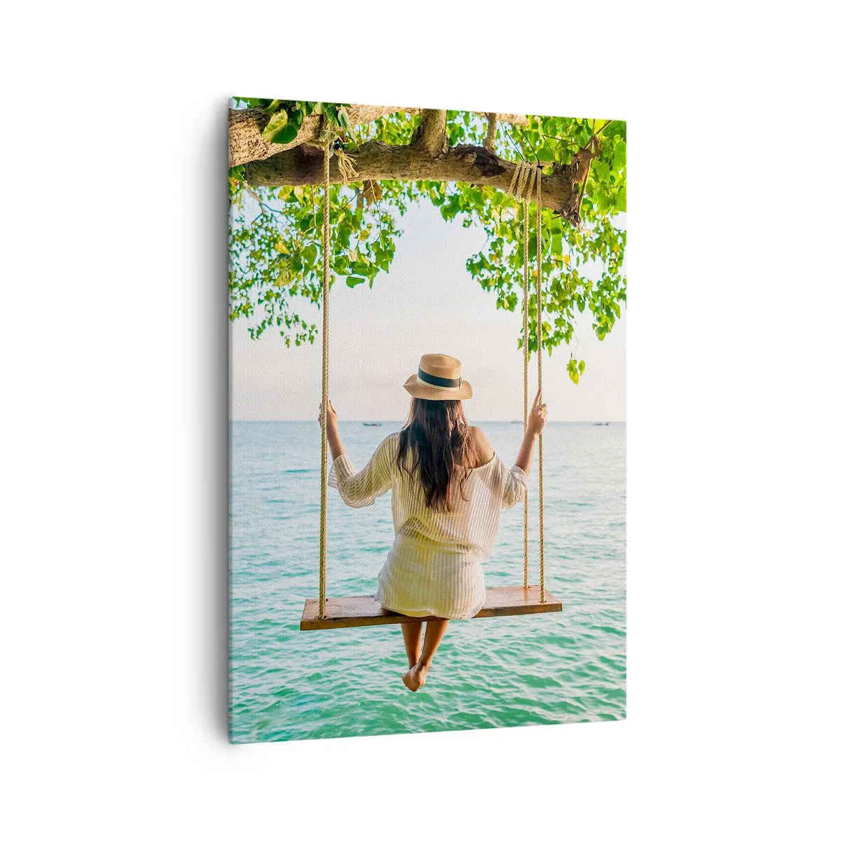 Obraz na płótnie - Kobieta na huśtawce nad morzem w tropikalnym krajobrazie - 70x100cm - Życie jest piękne - Nowoczesna dekoracja ścienna do salonu i sypialni ARTTOR