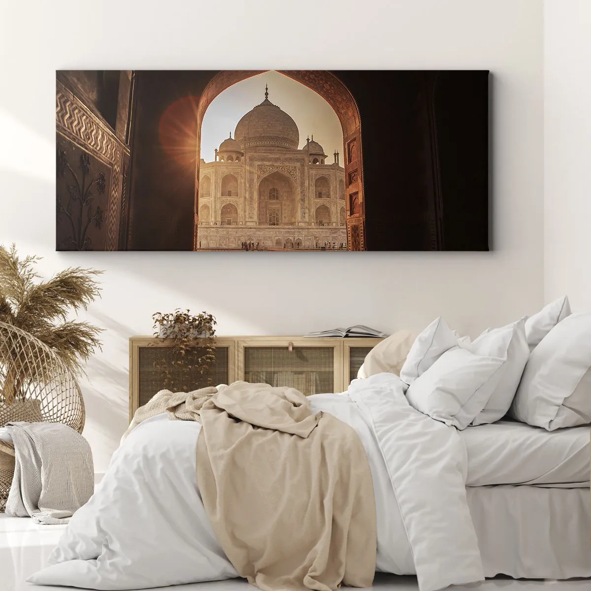 Obraz na płótnie - Taj Mahal w promieniach słońca widziany z łuku bramy - 140x50cm - Pomnik nieziemskiej miłości - Nowoczesna dekoracja ścienna do salonu i sypialni ARTTOR