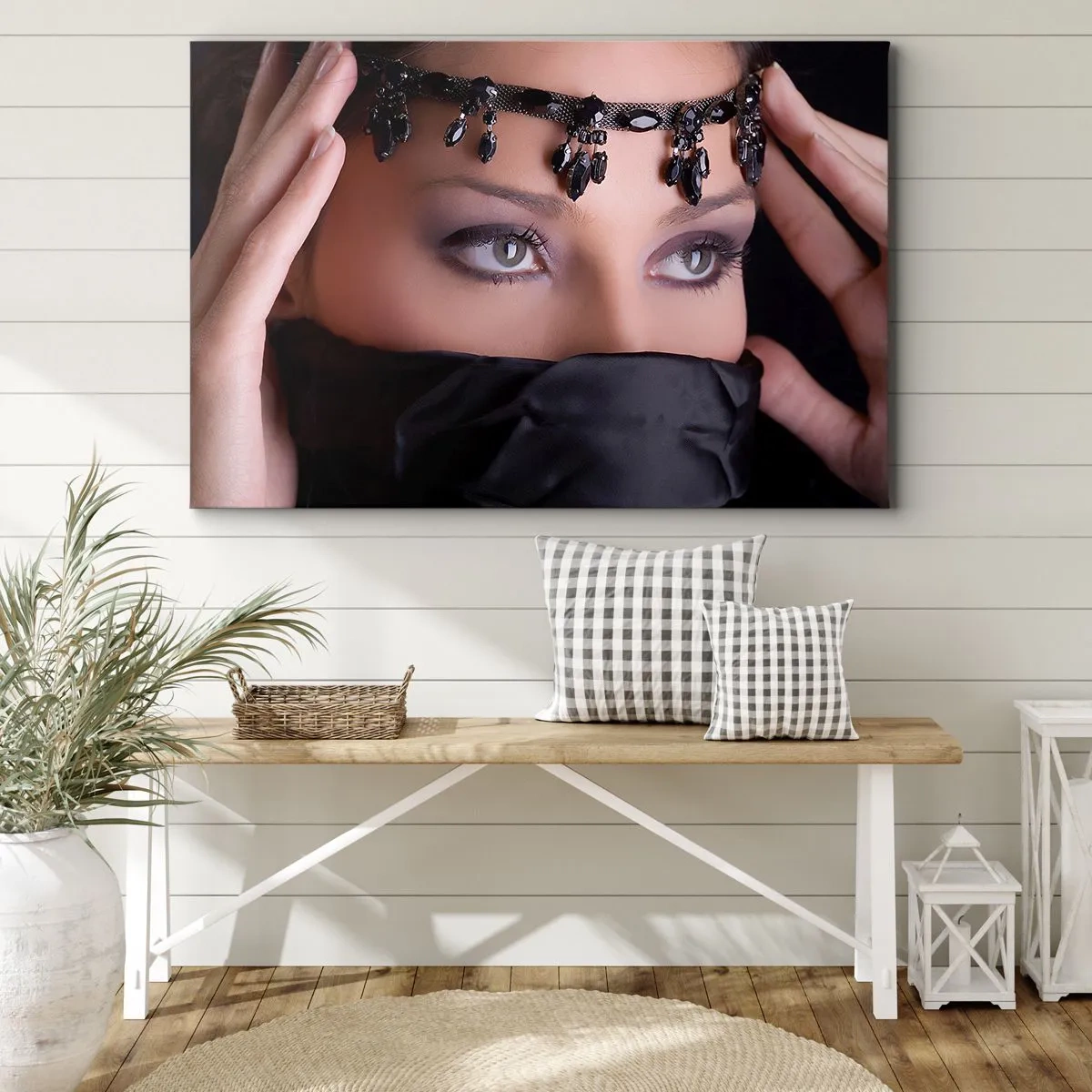 Obraz na płótnie - Portret kobiety z ozdobną biżuterią na tle czerni - 100x70cm - Orientalna kusząca tajemnica - Nowoczesna dekoracja ścienna do salonu, kuchni i sypialni ARTTOR